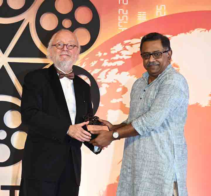 Kamleshwar Mukherjee receiving the award