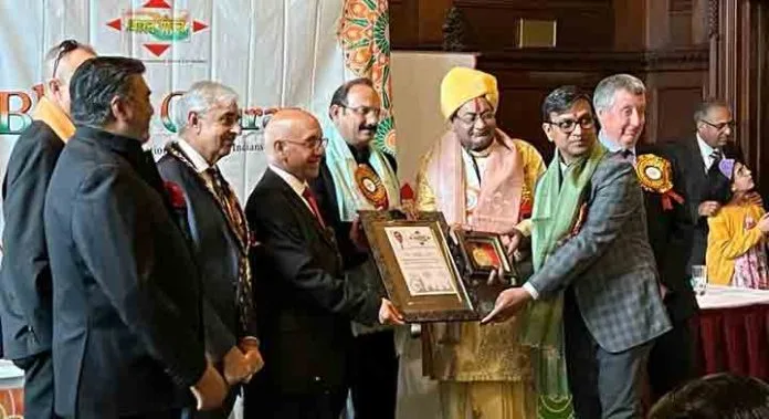 Dr.Sundeep-Jain Dr.Sundeep Jain receiving the award in London
