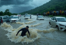Monsoon Rains Wreak Havoc: Heavy Downpours, Landslides and Flood Alerts Across India Monsoon rains flood streets across India as IMD issues heavy rain alert