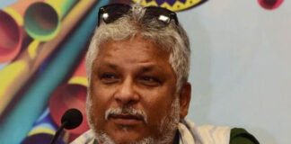 Director Sudipto Sen criticizes Filmfare Awards for honoring Laapataa Ladies, calling it plagiarized and sparking Bollywood debate.