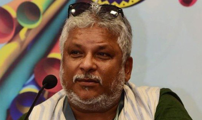 Director Sudipto Sen criticizes Filmfare Awards for honoring Laapataa Ladies, calling it plagiarized and sparking Bollywood debate.