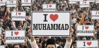 Muslim protesters holding placards defending religious freedom in India.