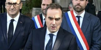 President Emmanuel Macron addressing press 2025 political crisis
