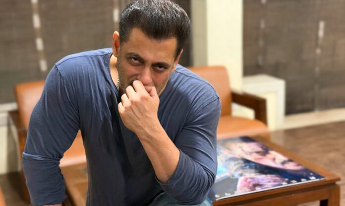 Salman-Khan-speaking-on-Big Salman Khan speaking on Bigg Boss 19 about resolving his past misunderstanding with singer Arijit Singh, confirming their friendship.