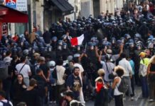 Thousands in France Strike Against Budget Cuts, Eiffel Tower Closes