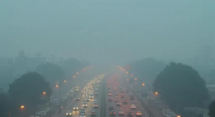delhi-air-quality-severe-sm Thick smog blankets New Delhi as air quality deteriorates into severe category