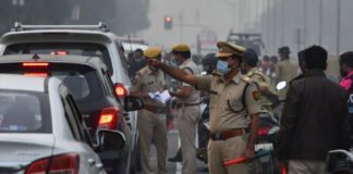 Delhi traffic police checking vehicles amid pollution crackdown