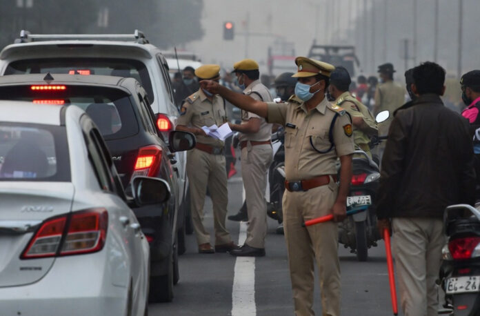 Delhi Pollution Rule Triggers ₹20,000 Vehicle Challans Delhi traffic police checking vehicles amid pollution crackdown