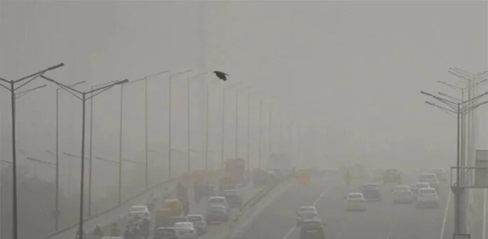delhi-severe-air-pollution- Dense smog and fog blanket Delhi as air quality reaches severe levels