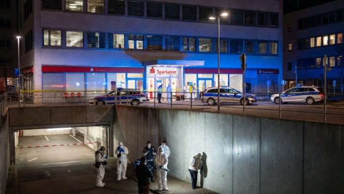 germany-sparkasse-bank-heis German police outside Sparkasse bank after Hollywood-style vault heist