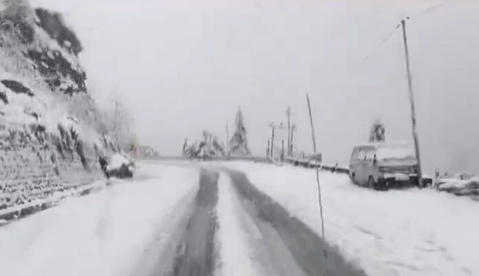 north-india-winter-snowfall Dense fog and snowfall disrupt weather conditions across North India