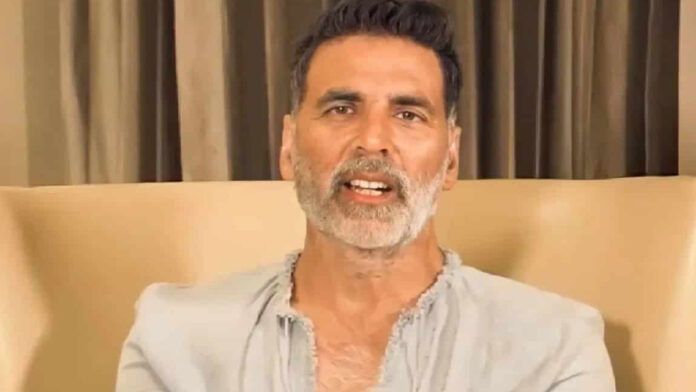 akshay-kumar-security-car-a Akshay Kumar security car accident in Mumbai, damaged auto rickshaw near Silver Beach Café