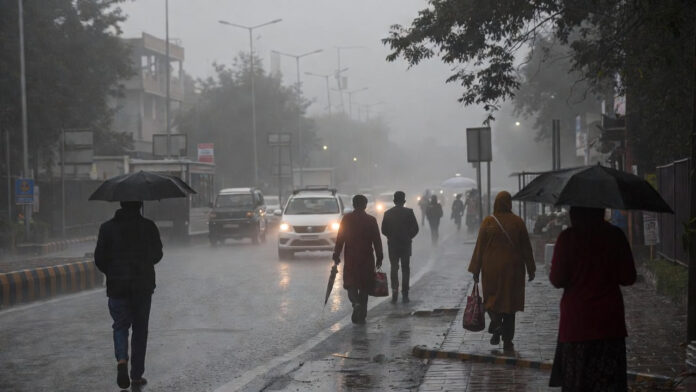 delhi-ncr-rain-cold-wave-im Rainy morning in Delhi with fog and cold winds affecting daily life