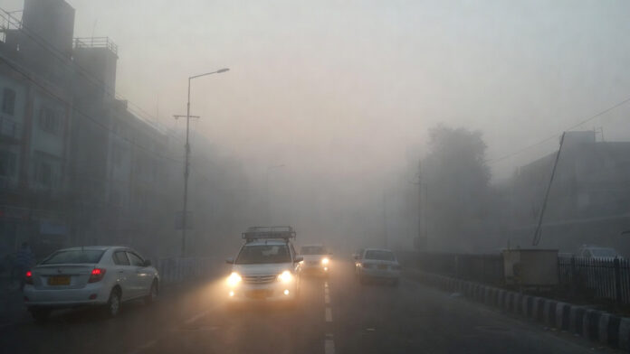 delhi-weather-fog-hazardous Dense fog and hazardous air quality in Delhi as AQI surpasses 400 in multiple areas