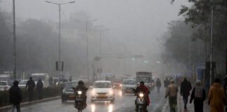 Dense fog and rain in Delhi on New Year’s Day 2026
