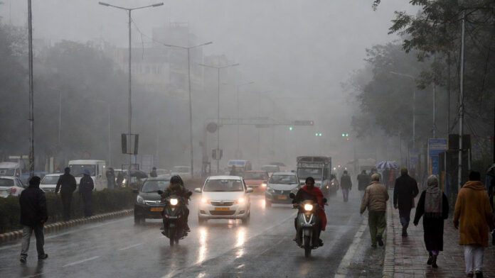 delhi-weather-rain-fog-new- Dense fog and rain in Delhi on New Year’s Day 2026