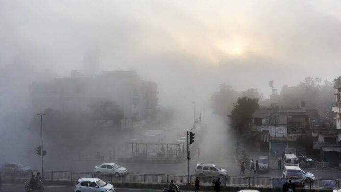 india-weather-cold-wave-fog Dense fog and cold wave conditions in North India winter morning
