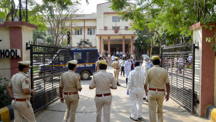 delhi-school-bomb-threat-ev Delhi police and bomb squad outside school after bomb threat email
