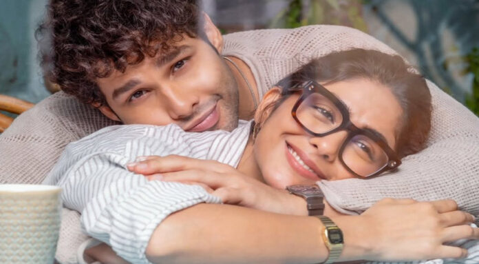 do-deewane-shaher-mein-day- Mrunal Thakur and Siddhant Chaturvedi in a romantic scene from Do Deewane Shaher Mein