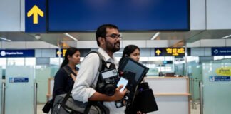 International traveler carrying laptop and gadgets under India’s new baggage rules