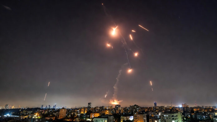 us-israel-iran-missile-stri Missile defense system intercepting incoming ballistic missiles over Tel Aviv following US-Israel strikes on Iran