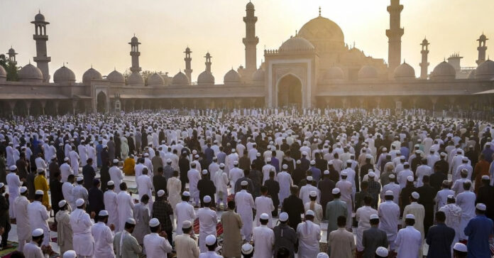 alvida-juma-2026-ramadan-la Alvida Juma 2026 prayers mosque crowd Ramadan last Friday India