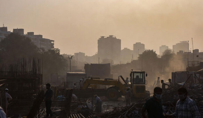 delhi-construction-dust-pol Delhi construction site dust pollution with smog and workers wearing masks