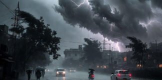 Heavy rain and dark clouds over Delhi NCR with lightning and strong winds
