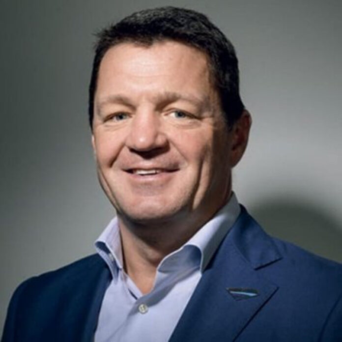 indigo-ceo-pieter-elbers-re IndiGo airline aircraft with news about CEO Pieter Elbers resignation and Rahul Bhatia taking interim leadership.