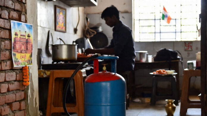 Delhi LPG Rule 5kg Cylinder Without Address Proof Small LPG cylinder used in Delhi kitchen under new government rule