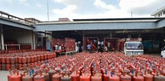 Indian household kitchen with LPG cylinder and PNG pipeline highlighting new government gas rules