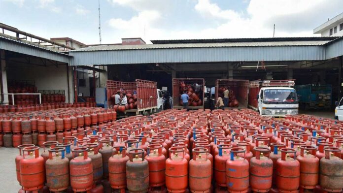 india-gas-crisis-lpg-png-du Indian household kitchen with LPG cylinder and PNG pipeline highlighting new government gas rules