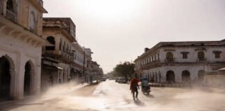 People walking under extreme heatwave conditions in India with high temperature and bright sun