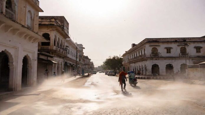 India Heatwave 2026 Severe Temperature Surge Across Multiple States People walking under extreme heatwave conditions in India with high temperature and bright sun