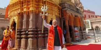 PM Narendra Modi offering prayers at Kashi Vishwanath Temple in Varanasi