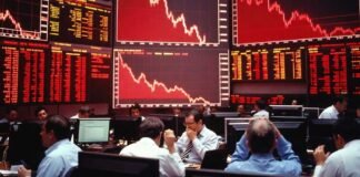 Sensex Drops 756 Points, Nifty Ends Lower as IT Stocks Drag Market, Rupee Weakens Further