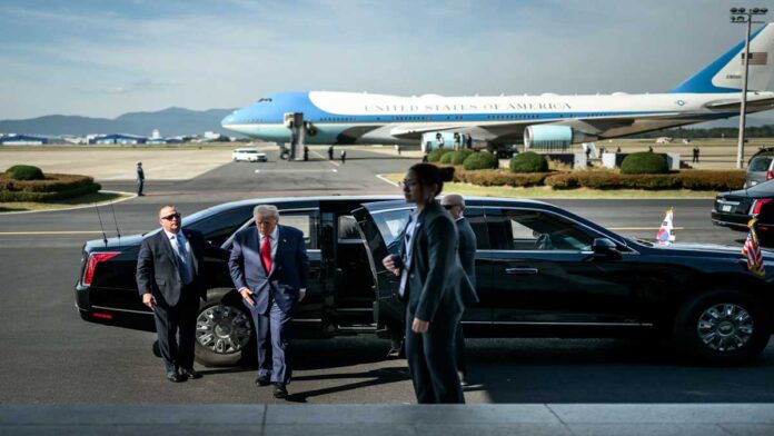 china-boeing-jet-deal-trump Boeing commercial aircraft displayed during a US-China aviation deal announcement involving Donald Trump and China