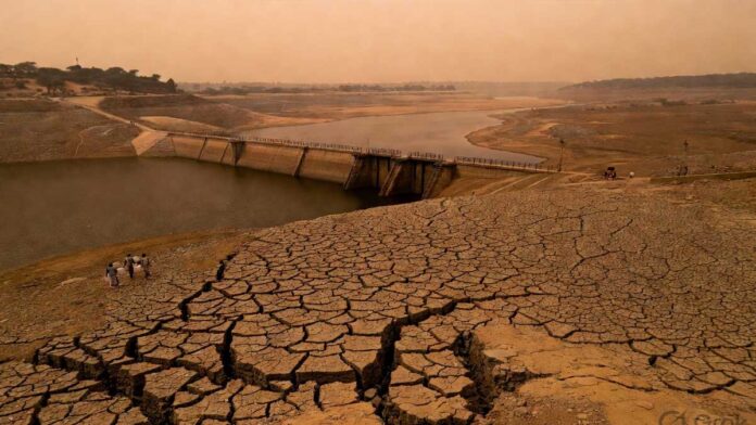 India Reservoir Water Crisis 2026 Dry reservoir and cracked land highlighting India’s worsening water crisis in 2026