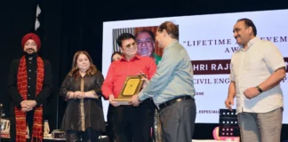 Former Rajasthan judicial officer and singer K. P. Saxena was honored by the Music Wellness Foundation during the Ghazal Ek Ehsaas musical program.