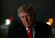 US Midterm Elections 2026: Could Democratic Gains Put Trump’s Crypto Agenda Under Pressure? Donald Trump alongside the US Capitol, illustrating the 2026 midterm elections and potential congressional scrutiny of cryptocurrency companies and banks.